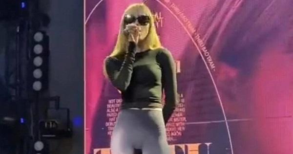 Thiều Bảo Trâm lại bị chỉ trích vì mặc chiếc quần bó sát kém duyên trên sân khấu