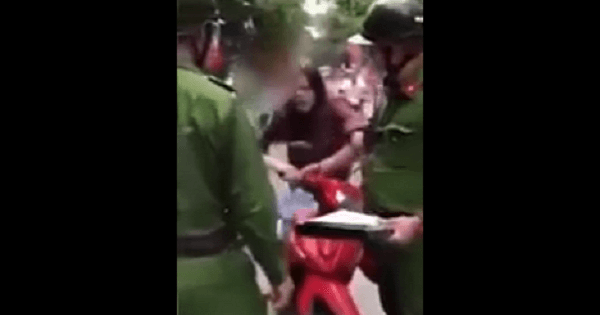 Hà Nội: Người phụ nữ cắn công an vì bị dừng xe khi đi chơi 30/4 không đội mũ bảo hiểm