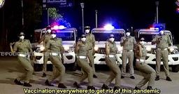 Hết quỳ lạy, cảnh sát Ấn Độ nhảy khiêu khích kêu gọi dân phòng dịch