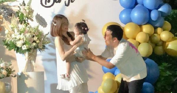 Nhã Phương cuối cùng cũng đã chịu hé lộ "sương sương" gương mặt con gái cưng