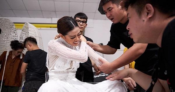 Loạt ảnh hậu trường đau đến ứa nước mắt của Hoa hậu Khánh Vân khi tập luyện