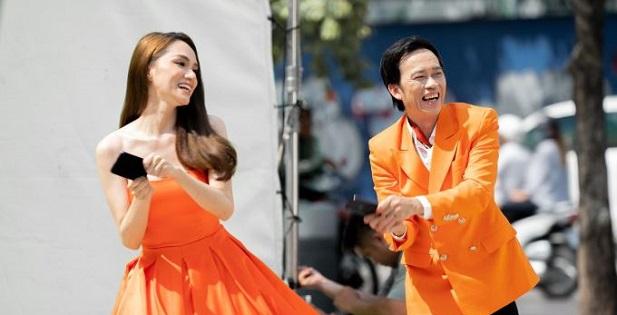 Lộ clip nhún nhảy cùng Hương Giang, Hoài Linh nhận phản ứng bất ngờ
