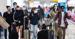 Angelina Jolie đưa 6 người con đi du lịch mừng tuổi 46