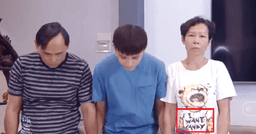 Hết soi thái độ, dân tình lại nghi vấn "chiếc áo đặc biệt" của mẹ Hồ Văn Cường trong clip xin lỗi