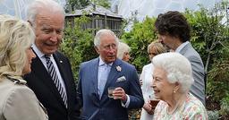 Dự tiệc cùng Nữ hoàng Anh, Tổng thống Joe Bdien phá luôn quy tắc hoàng gia