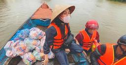 Thủy Tiên bị "đào" lại hình ảnh dùng áo phao của người khác để kê làm chỗ ngồi