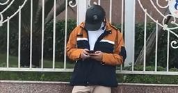 Đi xe vợ không chịu ôm, chồng giận dỗi tấp vào lề đường để... đọc truyện