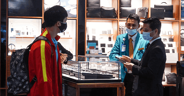 Màn tư vấn Quang Hải mua hàng của Công Phượng: "Mình là người có tiền mà"