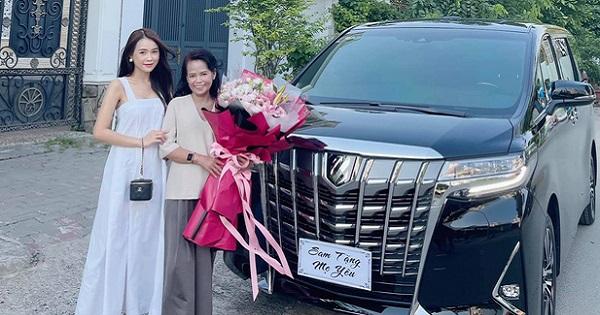 Ca sĩ Sam mua cho mẹ xế hộp 4,6 tỷ để đi chợ