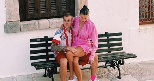 Justin Bieber bế bà xã ngồi trong lòng tình tứ ở Hy Lạp