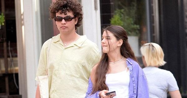 Suri Cruise đã lớn, 15 tuổi cùng bạn trai xuống phố