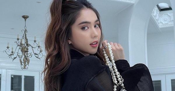 Ngọc Trinh khoe body cong vút với bộ cánh mỏng tanh tại dinh thự Vũ Khắc Tiệp