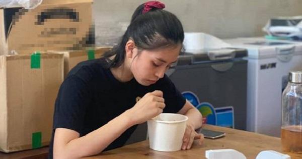 Bị chụp lén ngồi ăn mì tôm, Hoa hậu Tiểu Vy vẫn xinh như hoa dù để mặc mộc