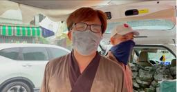 Cứu trợ người dân TP.HCM giữa trời mưa gió, Đại Nghĩa nghẹn ngào khi chỉ phát được mỗi hộ 1 quả trứng