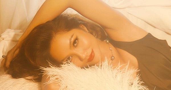 H'Hen Niê tung bộ ảnh "ở nhà vẫn đẹp" khoe thần thái xuất thần