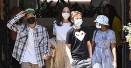 Angelina Jolie hạnh phúc cùng các con du lịch Paris