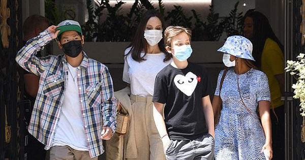 Angelina Jolie hạnh phúc cùng các con du lịch Paris
