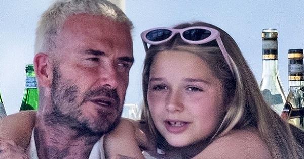 Anh bố 46 tuổi David Beckham lại làm "náo loạn" bãi biển vì quá đẹp trai
