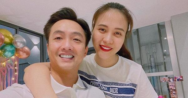 Cường Đô La đăng ảnh chụp cùng bà xã, cổ vũ dân tình selfie với "nóc nhà"