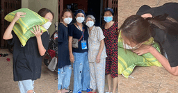 Làm từ thiện cùng mẹ, con gái Phương Thanh vác 20kg gạo