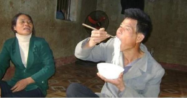 Cuộc sống vất vả của người đàn ông Thanh Hoá ăn 2kg miến, 5 chai mật 1 lúc