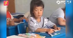 Đi "quay" bài bị bạn phát hiện, bé gái có biểu cảm không thể nhịn cười