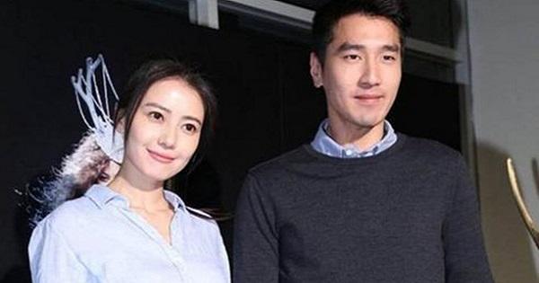 Triệu Hựu Đình và bà xã U50 Cao Viên Viên quấn quýt nhau không rời