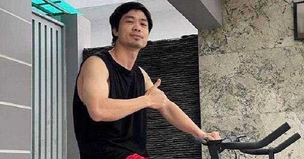 Nghỉ chăm vợ đẻ, "ông bố bỉm sữa" Công Phượng vẫn khoe cơ bắp cuồn cuộn