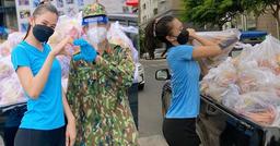 Rũ bỏ hình ảnh Hoa hậu, Tiểu Vy hóa lực sĩ vác thực phẩm cho người dân
