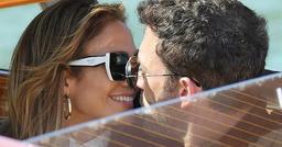Jennifer Lopez và Ben Affleck quấn quít nhau không rời tại Venice