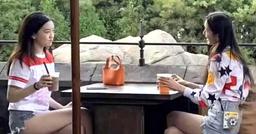 Con gái 15 tuổi của Vương Phi diện túi hiệu 100 triệu đi cafe với bạn