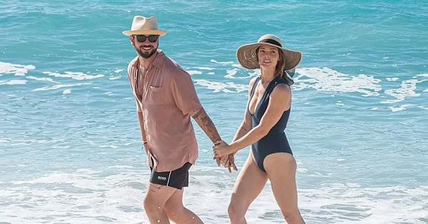 "Nàng Alice" Ashley Greene trong "Chạng Vạng" tình tứ bên chồng trên bãi biển