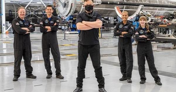 Elon Musk phóng tàu vũ trụ đưa 4 người thường du lịch không gian 3 ngày