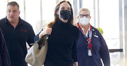 Angelina Jolie thành tâm điểm ở sân bay vì ngoại hình quyến rũ ở tuổi 45