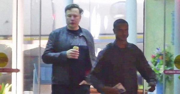Tỷ phú Elon Musk lần đầu xuất hiện sau khi chia tay ca sĩ Grimes