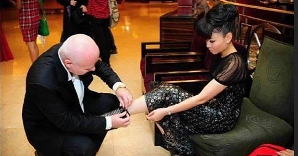 Chồng Tây của Thu Minh giữ thói quen buộc dây giày cho vợ suốt 1 thập kỷ