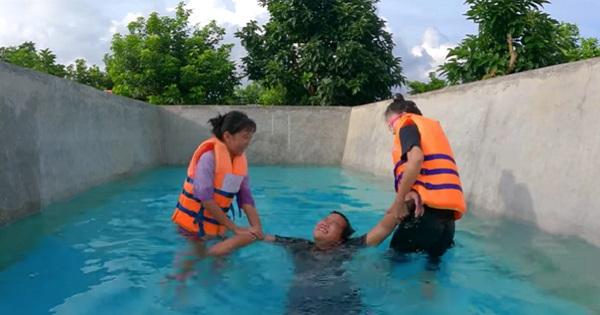 Thơ Nguyễn lại kéo trẻ em vào trò chơi bạo lực mô phỏng Squid Game