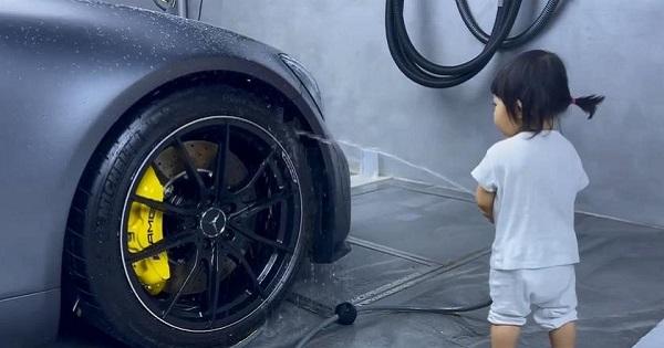 Con gái 1 tuổi của Cường Đô La rửa xế xịn giúp bố, Minh Nhựa lại "đặt hàng"