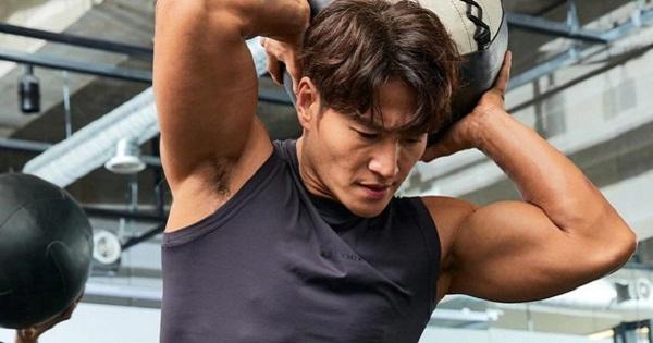 Ngôi sao Running Man Kim Jong Kook sẽ đông lạnh tinh trùng ở tuổi 45