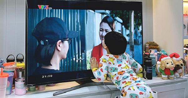 Con trai Ngọc Lan ôm hôn mẹ qua TV sau 4 tháng không gặp