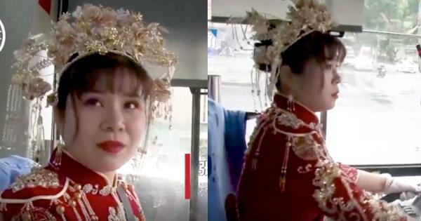 Cô dâu "chơi lớn" mặc đồ cưới lái xe buýt đi đón... rể và quan khách