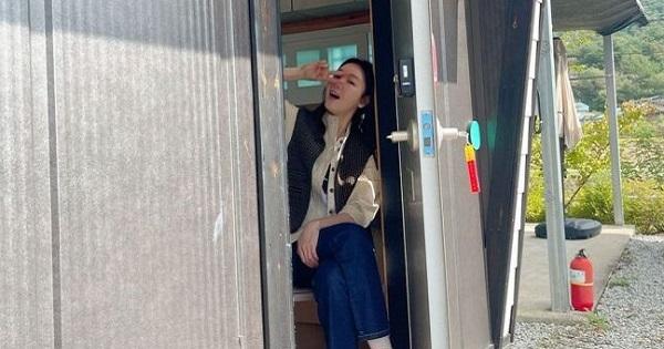 Choi Ji Woo đi giầy hồng mặc quần xanh tạo dáng xì tin ở tuổi 46