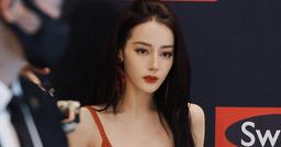 Đi sự kiện, Địch Lệ Nhiệt Ba chiếm sóng Weibo vì nhan sắc quá kiều diễm