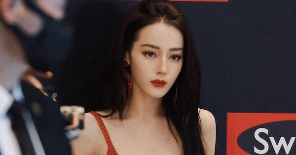 Đi sự kiện, Địch Lệ Nhiệt Ba chiếm sóng Weibo vì nhan sắc quá kiều diễm