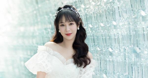 Nửa đêm, Dương Tử làm dậy sóng Weibo vì nhan sắc diễm lệ khi dự sự kiện