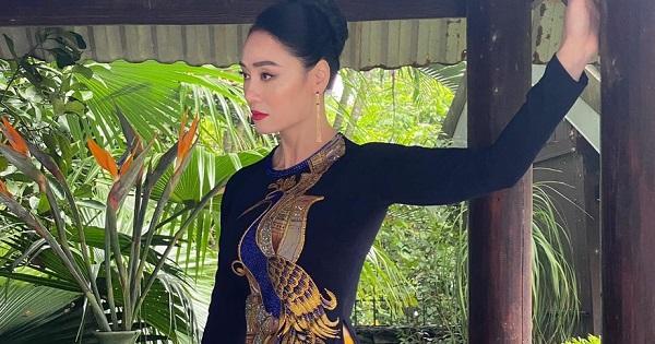 Quách Thu Phương lại diện áo dài khoe đường cong như gái 20