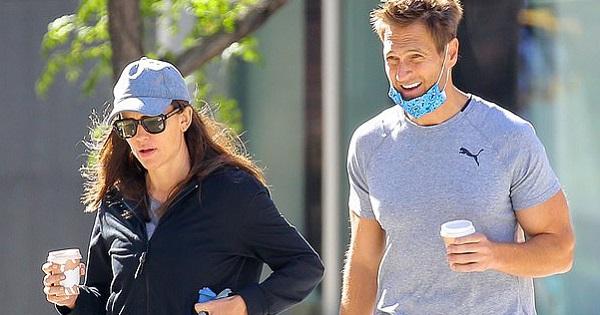 Rộ tin Jennifer Garner đính hôn với doanh nhân kém tuổi sau khi chồng cũ có tình mới