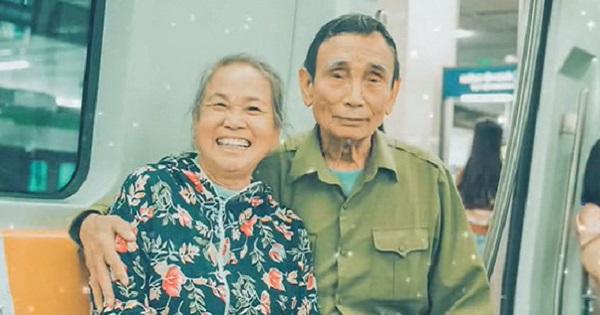 Đi thử tàu điện Cát Linh, cặp vợ chồng 60 tuổi không có ảnh cưới được tặng món quà ý nghĩa