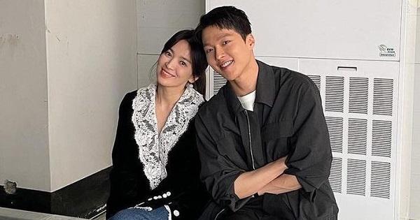 Song Hye Kyo và Jang Ki Yong tựa đầu vào nhau như tình nhân ở hậu trường