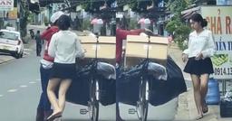 Cô gái ăn mặc sành điệu chạy ra đón mẹ đi nhặt ve chai về